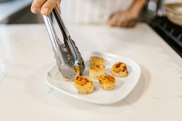 Techwear: ein blick auf futuristischen stil und funktionalität im urbanen design