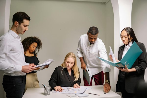 Wie stylt man klassische KleidungsstÃ¼cke modern?